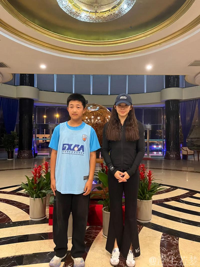 吴艳妮与苏炳添合影曝光，面容变化明显，身高略显差距